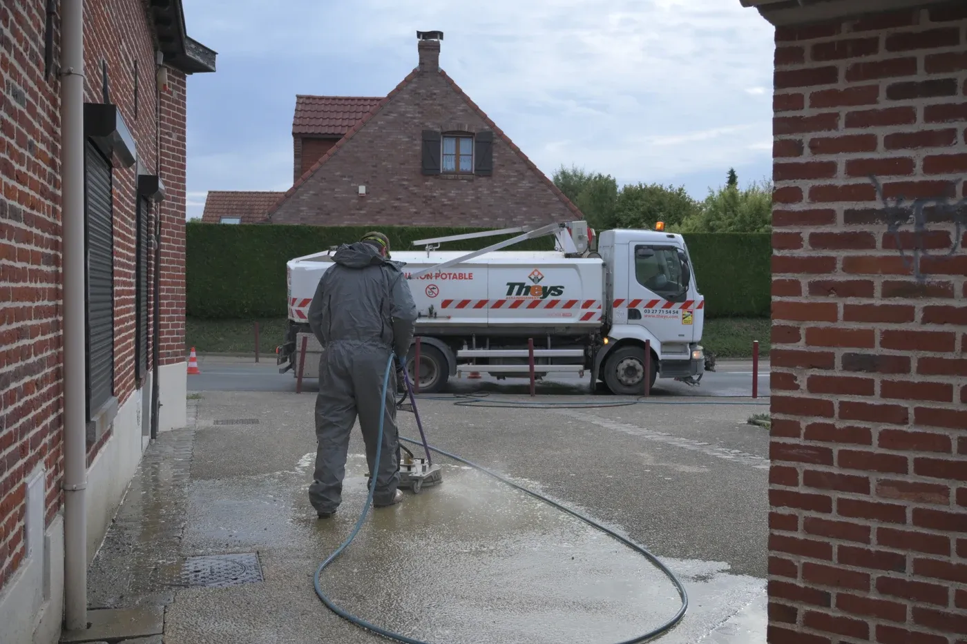Décapage haute pression d’un trottoir par THEYS