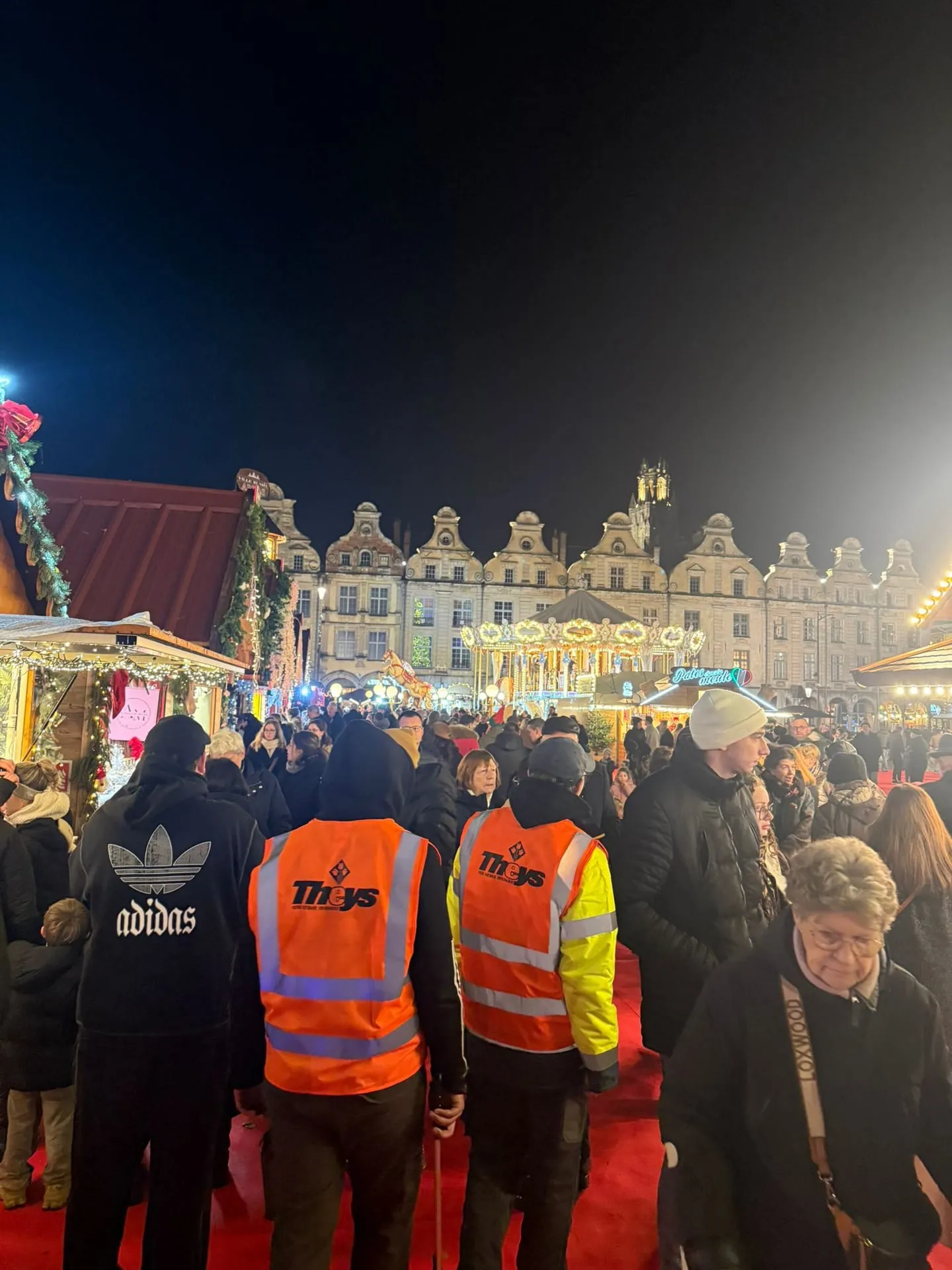 Agents THEYS en action pour le nettoyage du Marché de Noël d’Arras, assurant la propreté des allées lors de l’événement.