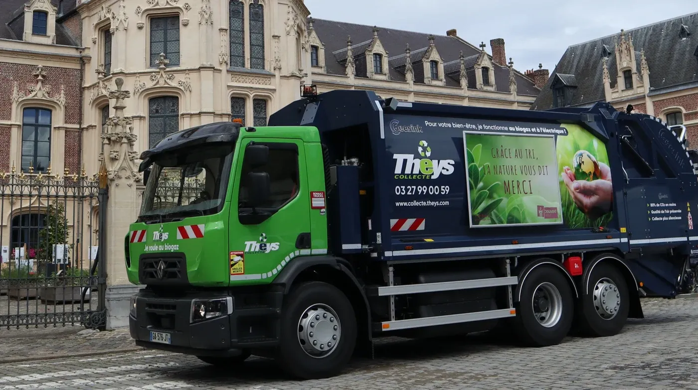 Équipe de collecte THEYS devant un camion benne