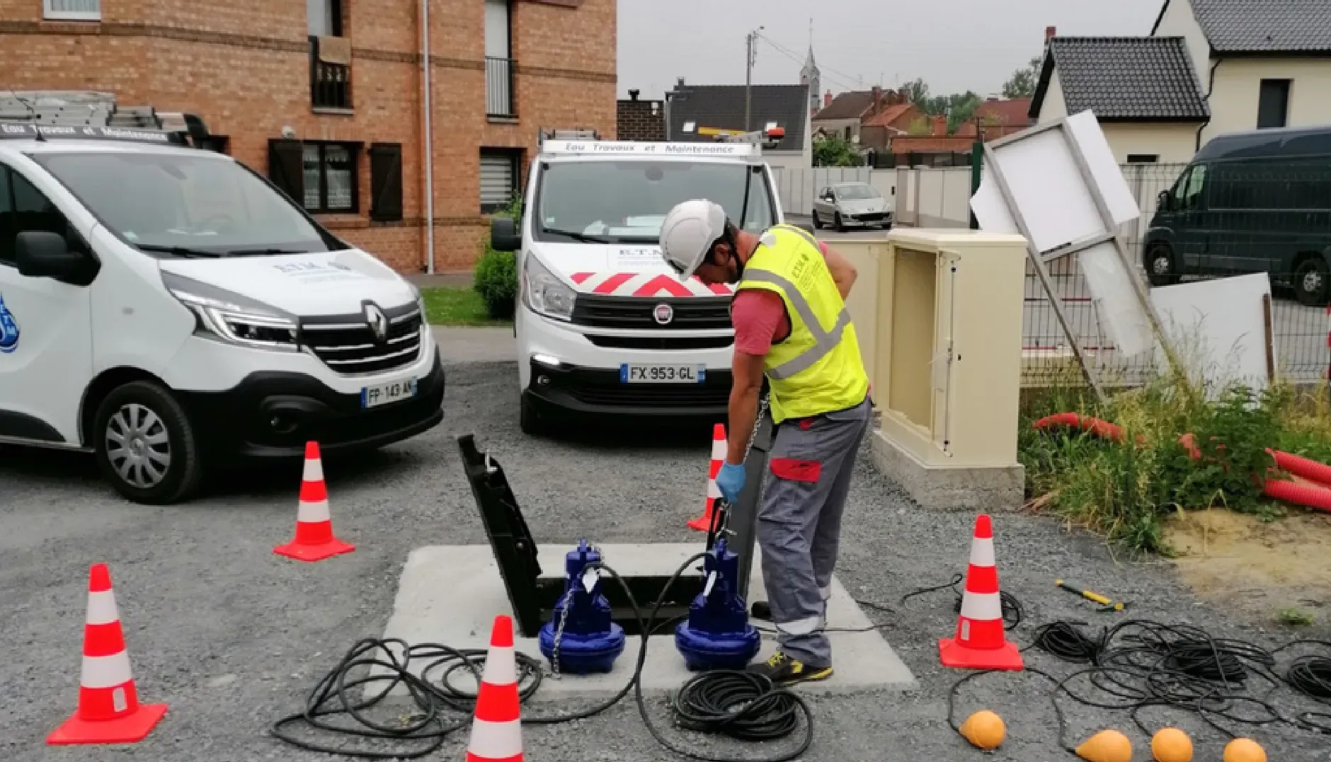 Technicien E.T.M. intervenant sur une station de pompage