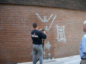 Nettoyage d'un graffiti à Douai