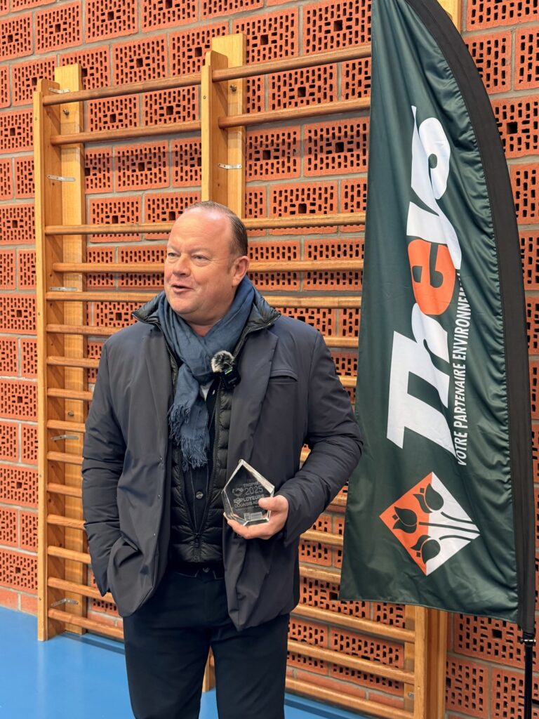 Monsieur Theys, reçoit le trophée "Qualité de vie au travail" PME