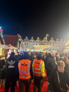Agents THEYS en action pour le nettoyage du Marché de Noël d’Arras, assurant la propreté des allées lors de l’événement.